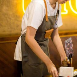 全身式工作圍裙｜棕色皮革肩掛式 的另一種觀點