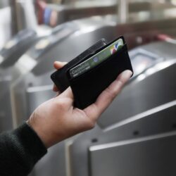 單手磁吸票卡匣｜通勤旅行必備